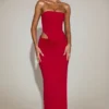 Zorya Bandeau-Maxikleid aus weichem Jersey mit Cut-outs in True Red Zorya Bandeau-Maxikleid aus weichem Jersey mit Cut-outs in True Red