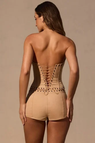 Zoryelle Mini-Shorts mit niedriger Leibhöhe in Tan